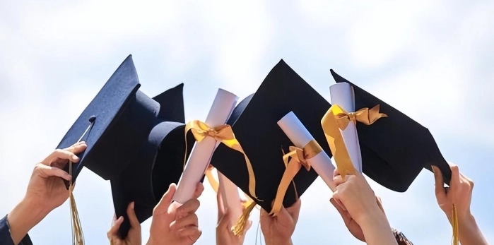 趴着高考的&ldquo;折叠男孩&rdquo;将重返大学，身体反向折叠180度现能站直